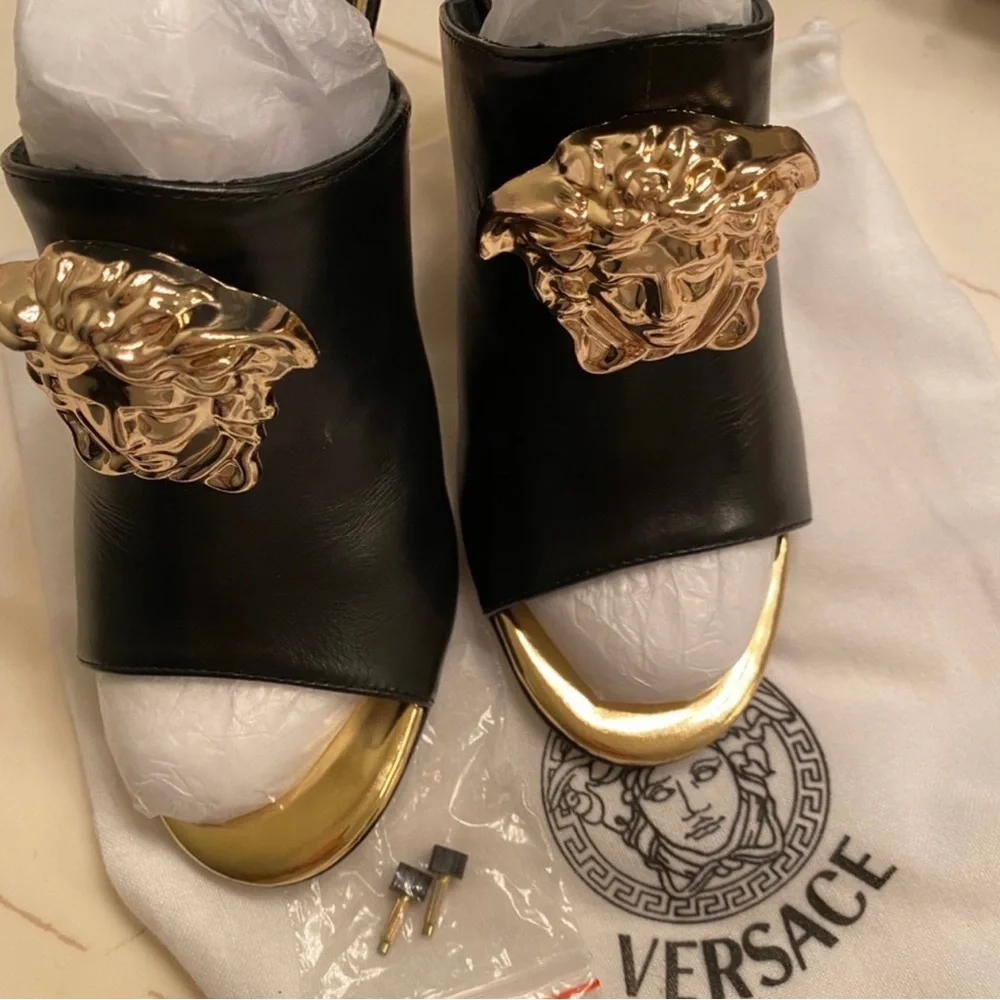 🌹VERSACE SOFT BLACK LEATHER HEELS w/ FAB GOLD HEELS ~ NEW & NEVER WORN - Picture 5 of 8